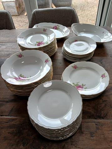 47 borden + 2 schalen 61 jaar oud brocant mooi servies beschikbaar voor biedingen