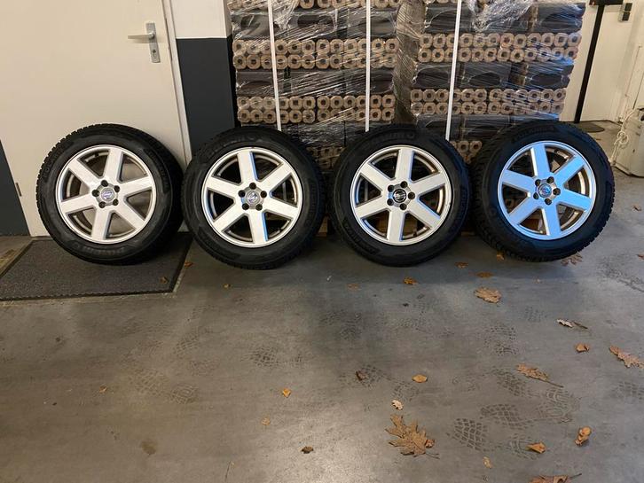 Nieuwe Winterbanden Set Volvo XC70, Auto-onderdelen, Banden en Velgen, Banden en Velgen, Winterbanden, 17 inch, 215 mm, Personenwagen