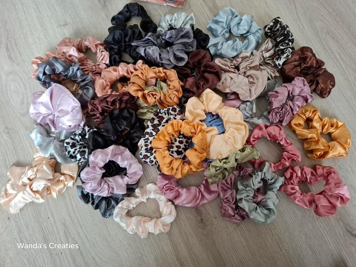 Grote partij scrunchies (47x)- Diverse kleuren en patronen, Sieraden, Tassen en Uiterlijk, Uiterlijk | Haarverzorging, Nieuw, Overige typen