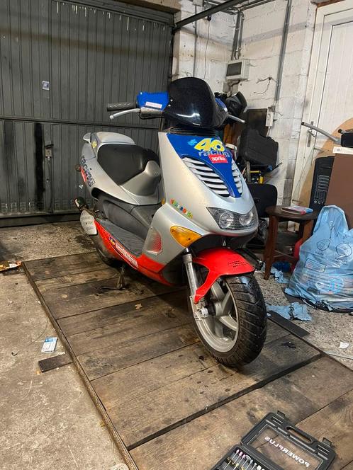 Aprilia sr 50 vale rossi zeldzaam, Fietsen en Brommers, Scooters | Aprilia, Zo goed als nieuw, SR 50, Ophalen