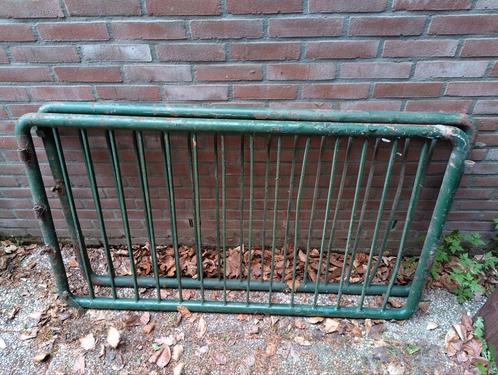 Metalen hekwerk: 2 poorten. 2 maal 140 cm breed, 82 cm hoog, Tuin en Terras, Tuinhekken en Hekwerk, Gebruikt, Spijlenhekwerk, IJzer