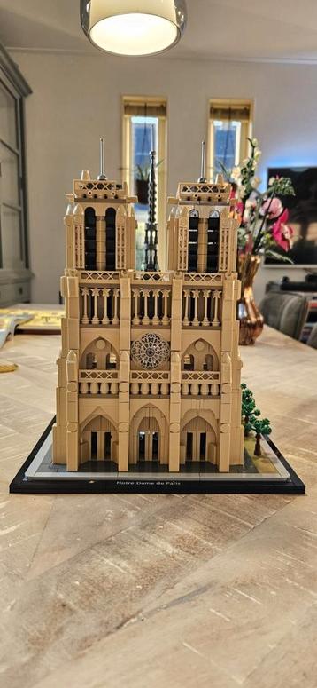  LEGO-set Notre-Dame de Paris (21061) gebouwd of zelf bouwen beschikbaar voor biedingen