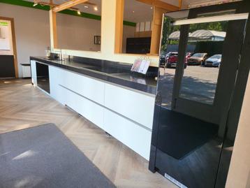 Luxe keuken 6.15m lang,kastenwand 2.87 br,gespoten hoogglans beschikbaar voor biedingen