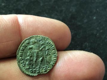 Scherpe Romeinse munt bodemvondst VALENTIANUS met GEVANGENE. beschikbaar voor biedingen