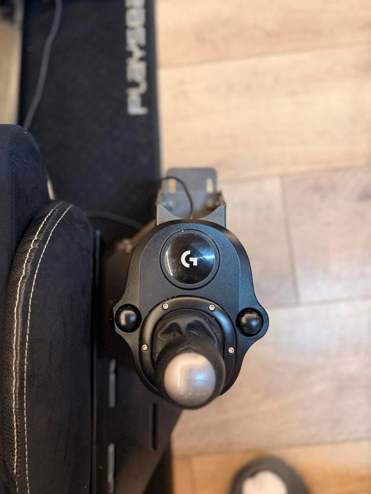 PlaySeat met Logitech stuur en accessoires, Spelcomputers en Games, Spelcomputers | Sony PlayStation Consoles | Accessoires, Zo goed als nieuw