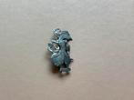 Oude Djokja zilveren broche Wajang pop 1940-1950 Ned-Indie, 4 tot 7 cm, Gebruikt, Ophalen of Verzenden, Zilver
