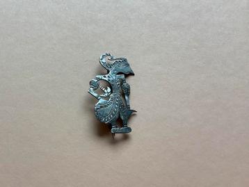 Oude Djokja zilveren broche Wajang pop 1940-1950 Ned-Indie beschikbaar voor biedingen