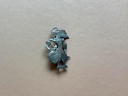 Oude Djokja zilveren broche Wajang pop 1940-1950 Ned-Indie, Sieraden, Tassen en Uiterlijk, Broches, Gebruikt, Zilver, Zilver, 4 tot 7 cm
