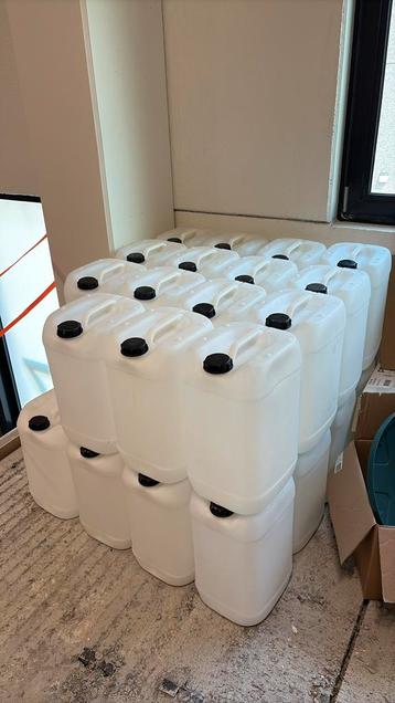 25 liter jerrycans 3,50 euro per stuk 31 stuks op voorraad! beschikbaar voor biedingen