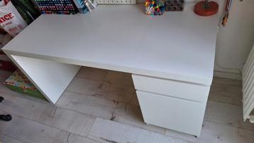 Ikea bureau kleur wit met laatje en kastje met planken.