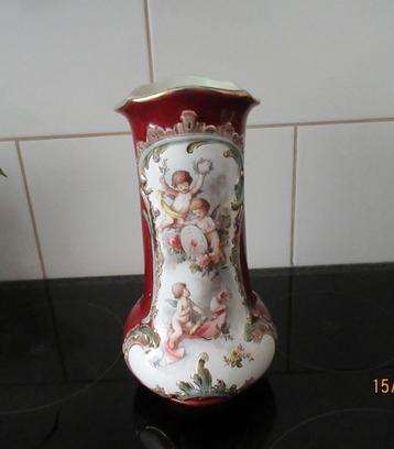 ANTIEKE SIERLIJKE  MAJOLICA VAAS met ENGELEN+ BLOEMEN beschikbaar voor biedingen