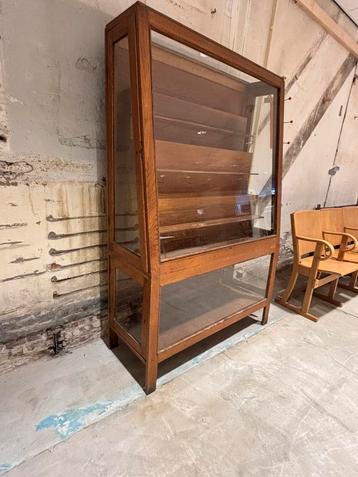 Antieke winkelvitrine beschikbaar voor biedingen