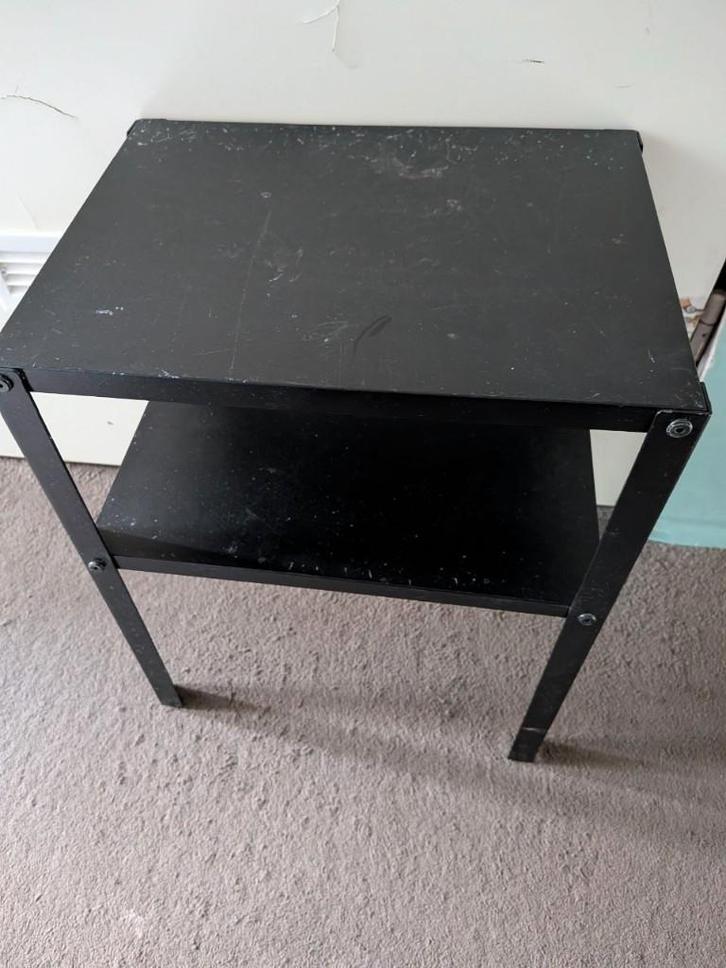 Nachtkastje KNARREVIK van IKEA | zwart in metalen, Huis en Inrichting, Slaapkamer | Nachtkastjes, Gebruikt, Minder dan 55 cm, Minder dan 45 cm