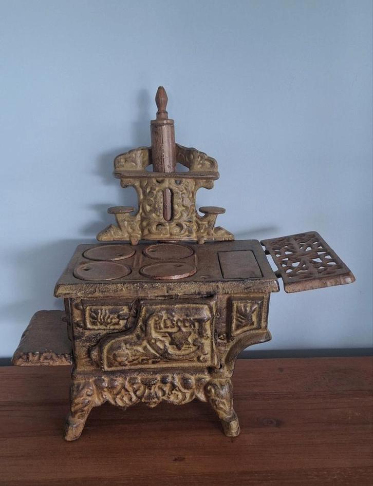 Antiek miniatuur gietijzeren fornuis, Antiek en Kunst, Antiek | Overige Antiek, Ophalen of Verzenden