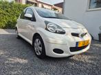 Witte Toyota Aygo 5-deurs met airco LAGE KM STAND, Voorwielaandrijving, Stof, Zwart, Wit