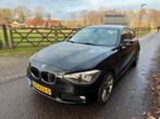 Zeer nette BMW 114i | Sport | APK 01-2027, Auto's, BMW, 1-Serie, Zwart, Zwart, Handgeschakeld