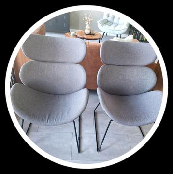 2 moderne grijze fauteuils 