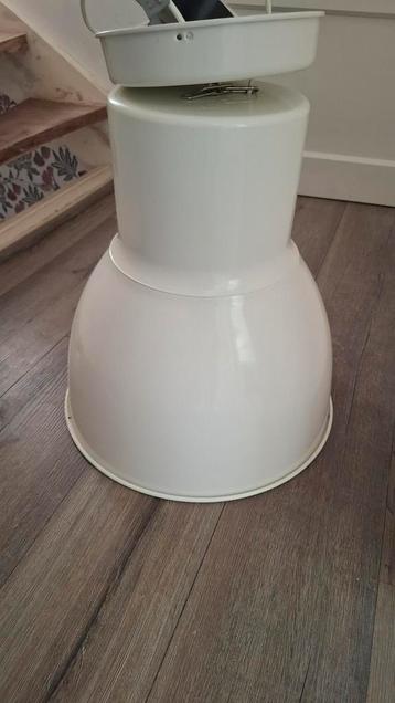 Witte grote lamp  beschikbaar voor biedingen