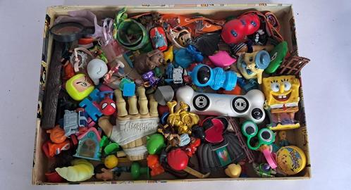 Verrassingsdoos met: 134  !!  poppetjes figuren en meer ...., Verzamelen, Poppetjes en Figuurtjes, Zo goed als nieuw, Verzenden
