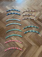 13 Jaren vijftig vintage kledinghangers met bloemen, Ophalen of Verzenden, Gebruikt, Kunststof
