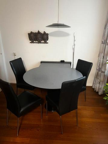 Grijze (uitschuifbare) eettafel incl 4 zwart leren stoelen