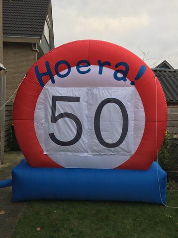 groot opblaasbaar verkeersbord 3 meter hoog en echte borden beschikbaar voor biedingen