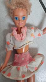 Oude Barbie vintage met kleren. Middel draaien. iets kleiner, Verzamelen, Poppen, Gebruikt, Ophalen of Verzenden