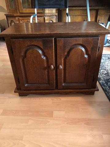  Kastje donker eiken 79 breed 43cm diep 62cm hoog beschikbaar voor biedingen