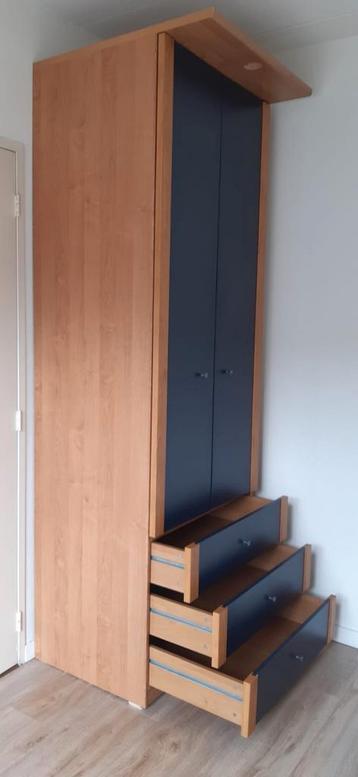 Mooie kledingkast beschikbaar voor biedingen