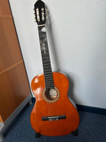 Mooie guitar, goed geluid en speelt licht beschikbaar voor biedingen