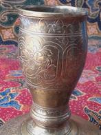 Mooi zwaar antiek bewerkt Oosters vaasje van brons 12 cm., Antiek en Kunst, Antiek | Vazen, Ophalen of Verzenden
