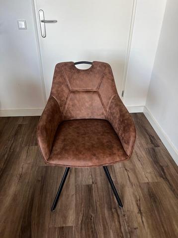 4 Eettafelstoelen met armleuning (cognac kleur) beschikbaar voor biedingen