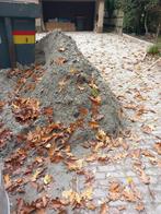 grijs zand (voor straatwerk), ligt in Dalfsen, Ophalen, Beton, Klinkers