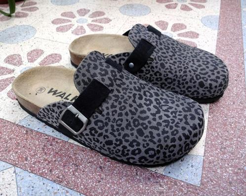 Maat 38 * Taupe met bruine pantervlekjes Walkx slippers, Kleding | Dames, Schoenen, Zo goed als nieuw, Slippers, Bruin, Verzenden