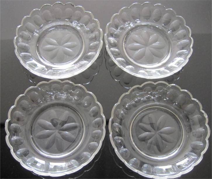 4 antieke kristallen bordjes, schaaltjes, olijfslijpsel, Antiek en Kunst, Antiek | Glas en Kristal, Ophalen of Verzenden
