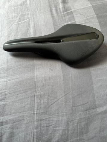 Fizik carbon zadel beschikbaar voor biedingen