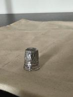 Zilveren(?) vingerhoed met decoratief schildje, Ophalen of Verzenden, Zo goed als nieuw, Zilver