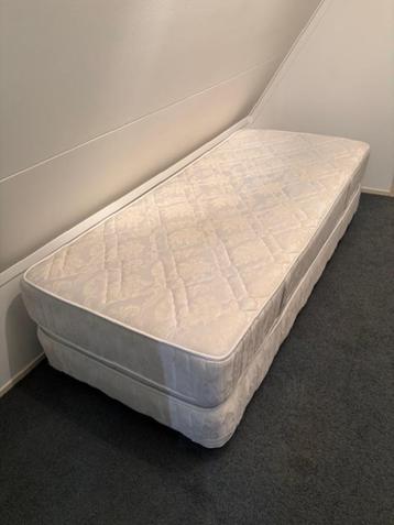 Een persoons boxspring beschikbaar voor biedingen