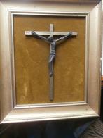 In een lijstje een kruisje met Jezus fluwelen ondergrond, Antiek en Kunst, Ophalen of Verzenden