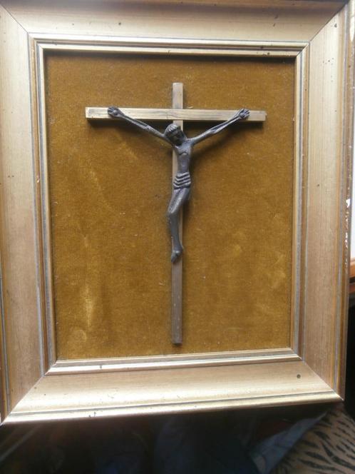 In een lijstje een kruisje met Jezus fluwelen ondergrond, Antiek en Kunst, Antiek | Religie, Ophalen of Verzenden