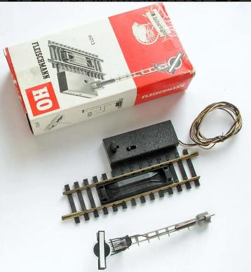 FLEISCHMANN 6013 ELECTROMAGNETISCHE ONTKOPPELRAIL MET MAST, beschikbaar voor biedingen