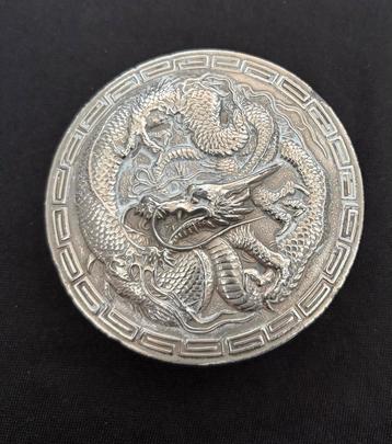Chinees zilverkleurig metalen doosje met mooi drakenmotief beschikbaar voor biedingen
