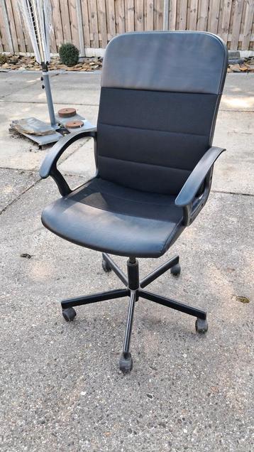 Zwarte bureaustoel beschikbaar voor biedingen