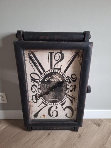 Mooie vintage look klok beschikbaar voor biedingen