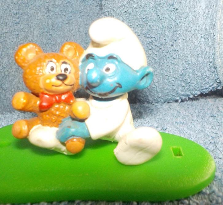 Smurfen - Babysmurf / Baby Smurf met beer (20205, Verzamelen, Smurfen, Nieuw, Poppetje, Figuurtje of Knuffel, Babysmurf, Ophalen of Verzenden