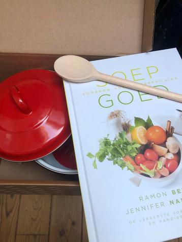 Soepkookset met boek en lepel beschikbaar voor biedingen