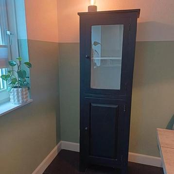 Mooie zwarte brocante kast beschikbaar voor biedingen