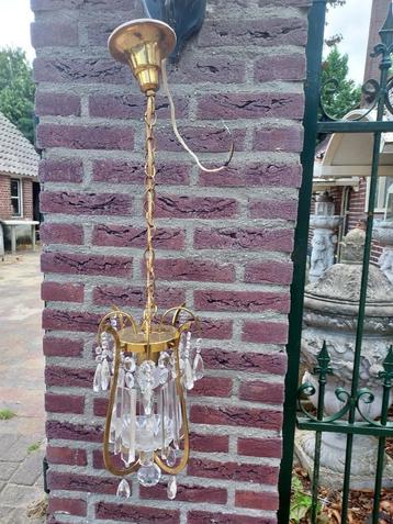 Kristallen hanglampje met koperen frame. beschikbaar voor biedingen