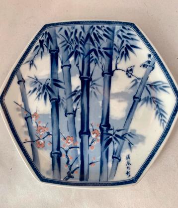 Wandbord zeshoekig chinees beschikbaar voor biedingen