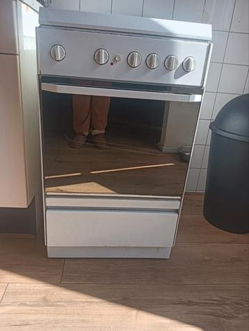 Gasfornuis met afzuigkap beschikbaar voor biedingen